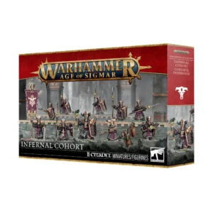 Vue de trois-quarts sur fond blanc de la boîte de jeu officielle contenant les figurines de la Cohorte Infernale (Infernal Cohort) pour Warhammer Age of Sigmar. L'illustration sur la face avant présente onze guerriers trapus et lourdement protégés par des armures de plaques noires et de bronze, évoquant des nains du Chaos. Ils portent des tuniques et des pagnes violets, et sont coiffés d'imposants casques cylindriques ou ornés de cornes de taureau. Ils sont armés de boucliers gravés, de marteaux de guerre et de lances de rempart dotées de gemmes vertes lumineuses. À gauche, un guerrier dresse une grande bannière violette arborant une icône runique dorée. Le groupe se tient sur un sol rocheux sombre devant des colonnes industrielles grises. En haut de la boîte, le grand logo doré "WARHAMMER AGE OF SIGMAR" est centré sur une bande supérieure rouge texturée. En bas, sur un bandeau noir, on peut lire "HELSMITHS OF HASHUT", "INFERNAL COHORT", la mention blanche "11 CITADEL MINIATURES/FIGURINES" et le logo blanc de Warhammer dans le coin inférieur droit. La tranche droite de l'emballage, de couleur rouge, affiche les noms en anglais et en français ainsi qu'un symbole blanc représentant une tête de taureau stylisée.