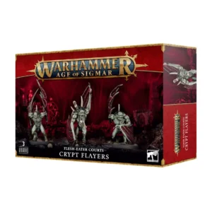 Boîte d'emballage de jeu Warhammer Age of Sigmar avec un bandeau rouge supérieur arborant le logo officiel doré du jeu. L'illustration centrale met en scène une unité de trois figurines peintes des Crypt Flayers de la faction Flesh-Eater Courts. Ces monstres cannibales à la peau gris-vert possèdent de grandes ailes membraneuses bordeaux repliées ou dressées dans leur dos, des crocs acérés et des épines dorsales ornées de crânes. Ils évoluent sur un terrain rocheux et sombre sous une atmosphère écarlate. En bas de la boîte, les inscriptions indiquent « 3 MINIATURES », « FLESH-EATER COURTS » et « CRYPT FLAYERS ».