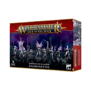 Vue de trois-quarts sur fond blanc de la boîte de jeu Warhammer Age of Sigmar contenant l'unité de Démonettes de Slaanesh. L'illustration sur la face avant montre dix créatures démoniaques graciles à la peau pâle et aux longs cheveux violet clair dressés sur la tête. Elles possèdent des pinces acérées à la place des mains, portent des armures légères noires et se tiennent sur un sol rocheux sombre parsemé de ruines de colonnes antiques, sous un ciel nocturne brumeux de couleur violette. L'une d'elles brandit une grande icône ornée du symbole de Slaanesh. En haut de la boîte, le grand logo doré "WARHAMMER AGE OF SIGMAR" est centré sur une bande supérieure rouge. En bas, sur un bandeau noir, on peut lire à gauche "10 MINIATURES", au centre "HEDONITES OF SLAANESH" suivi de "DAEMONETTES", et à droite le logo blanc de Warhammer. La tranche droite de l'emballage, de couleur rouge, reprend ces logos et inscriptions imprimés verticalement.