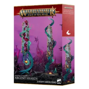 Boîte d'emballage du set de figurines Éclats d'Argent (Argent Shards) pour le jeu Warhammer Age of Sigmar, présentée en perspective de trois quarts sur un fond blanc épuré. La face avant de la boîte arbore le grand logo doré "Warhammer Age of Sigmar" au sommet. L'illustration centrale, baignée dans une brume mystique aux teintes violettes et roses, met en scène deux grands monolithes cristallins torsadés et magiques représentant les Éclats d'Argent, dressés sur un sol rocheux sombre. Ces piliers d'un bleu-gris argenté possèdent des armatures dorées finement sculptées et sont enveloppés de vrilles d'énergie magique turquoise. L'un des piliers révèle un cœur mutagène rose et charnu à travers ses fentes, tandis que l'autre est incrusté de multiples yeux jaunes démoniaques et flamboyants. Le bas de la boîte présente un bandeau noir avec les inscriptions blanches "DISCIPLES OF TZEENTCH", "ARGENT SHARDS", "2 CITADEL MINIATURES/FIGURINES" et le logo carré blanc de Warhammer. La tranche droite de la boîte est rouge brique et comporte le symbole de flamme blanche de Tzeentch ainsi que les titres traduits en anglais "ARGENT SHARDS" et en français "ÉCLATS D'ARGENT".