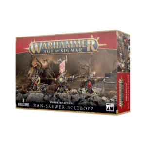 Visuel de la boîte de présentation Warhammer Age of Sigmar pour l'unité de figurines des Embrocheurs (Man-Skewer Boltboyz) de la faction Orruk Warclans. La boîte au design rouge et sombre arbore en haut le logo officiel doré "Warhammer Age of Sigmar" et en bas l'inscription "ORRUK WARCLANS MAN-SKEWER BOLTBOYZ" à côté de la mention "3 MINIATURES". L'illustration met en scène trois guerriers Orruks à la peau verte postés sur des rochers, armés de puissantes arbalètes lourdes appelées broche-tripes et arborant des boucliers faciaux rouges ainsi qu'une bannière usée.