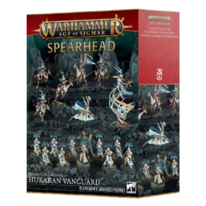 Boîte d'emballage du set de figurines Fer de Lance: Suzerains Lumineths – Avant-garde Hurakaine (indiquée sous le nom anglais Hurakan Vanguard Spearhead), photographiée de trois quarts en perspective sur un fond blanc neutre. La face avant de la boîte présente le grand logo officiel doré "Warhammer Age of Sigmar" au sommet, juste au-dessus du mot "SPEARHEAD" écrit en grandes lettres dorées en relief. L'illustration principale montre les 17 figurines peintes du set progressant au milieu d'un paysage montagneux sombre aux roches acérées. On y distingue un premier rang de dix guerriers à pied vêtus d'armures blanches et dorées, coiffés de casques à crinière bleue et portant des boucliers ornés de runes. Derrière eux se trouvent cinq cavaliers montés sur des créatures agiles semblables à de grands rongeurs fins, ainsi que deux mages elfiques manipulant les éléments, l'un flottant sur un nuage et l'autre s'élevant sur un vortex de vent bleu et orange. Le bas de la boîte affiche un bandeau noir comportant les inscriptions "LUMINETH REALM-LORDS HURAKAN VANGUARD", "17 CITADEL MINIATURES/FIGURINES" et le logo carré blanc de la marque Warhammer. La tranche droite de la boîte est rouge brique et affiche une icône runique blanche stylisée des Lumineths, ainsi que le titre de la boîte traduit en anglais et en français sous le logo de jeu.