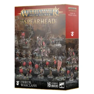 Visuel du packaging officiel Warhammer Age of Sigmar pour le coffret Fer de Lance: Clans Guerriers Orruks (Orruk Warclans Spearhead). La boîte présente un bandeau supérieur rouge arborant le logo officiel doré "Warhammer Age of Sigmar" ainsi que le titre "SPEARHEAD" en lettres dorées. L'illustration centrale met en scène une armée de 16 figurines Kruleboyz dans un paysage marécageux et sombre, comprenant un chef chevauchant une monture reptilienne, des guerriers aux boucliers rouges grimaçants et une baliste lourde. En bas de la boîte apparaissent l'inscription "ORRUK WARCLANS" et la mention "16 CITADEL MINIATURES".