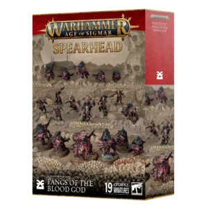 Boîte de produit officielle du kit de figurines Fer de Lance: Lames de Khorne – Crocs du Dieu du Sang pour le jeu Warhammer Age of Sigmar. L'emballage vertical présente en haut le grand logo officiel Warhammer Age of Sigmar en lettres métalliques dorées sur une bannière rouge bordeaux, surmontant le mot SPEARHEAD en grands caractères dorés. L'illustration centrale met en scène dix-neuf figurines peintes évoluant dans un paysage aride parsemé de monticules et de rangées de crânes, avec d'imposants piliers de pierre sculptés en forme de crânes en arrière-plan. La force se compose d'une meute de chiens de sang monstrueux (Flesh Hounds) à la peau rouge sombre et au pélage noir avec des mâchoires menaçantes, accompagnés de guerriers démoniaques armés de haches et de dagues. Le panneau latéral droit rouge bordeaux arbore la rune blanche de Khorne ainsi que les titres de la faction. En bas à gauche, l'inscription indique BLADES OF KHORNE et FANGS OF THE BLOOD GOD, tandis que le bandeau inférieur précise 19 CITADEL MINIATURES et le logo carré blanc Citadel Warhammer à droite.