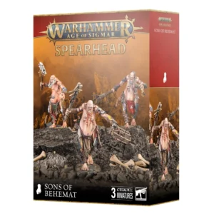Photo de présentation sur fond blanc de la boîte de jeu du coffret Fer de Lance : Fils de Behemat. La boîte rectangulaire arbore en haut le logo officiel "WARHAMMER AGE OF SIGMAR" surmontant le titre "SPEARHEAD" en lettres dorées. L'illustration principale, baignée dans des teintes chaudes ocre et orangées, met en scène trois gigantesques gargants à la peau pâle et massive, vêtus de guenilles et armés de gourdins en bois, de piliers et de cages. Ils avancent sur un terrain rocailleux jonché de grands ossements. Le bas de la boîte affiche l'inscription "SONS OF BEHEMAT" avec une icône d'empreinte de pied à gauche, le macaron "3 CITADEL MINIATURES" au centre et le logo officiel "WARHAMMER" dans le coin inférieur droit.