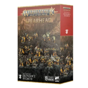 Visuel du packaging officiel Warhammer Age of Sigmar pour le coffret Fer de Lance: Gross'bande de Mâchefers (Ironjawz Bigmob Spearhead). La boîte présente un bandeau supérieur rouge arborant le logo officiel doré "Warhammer Age of Sigmar" ainsi que la mention "SPEARHEAD" en grandes lettres dorées. L'illustration centrale met en scène une armée brutale de 19 figurines d'Orruks à la peau verte, vêtus d'armures plaques jaunes et sombres, armés de haches massives, de tranchants et de boucliers sur un terrain rocheux et sombre. En bas de la boîte apparaissent les inscriptions "ORRUK WARCLANS IRONJAWZ BIGMOB" et la mention "19 CITADEL MINIATURES".