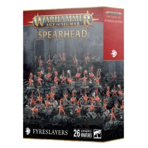 Boîte de produit officielle du kit de figurines Fer de Lance: Pyrotueurs (Spearhead Fyreslayers) pour le jeu Warhammer Age of Sigmar. L'emballage vertical présente en haut le grand logo officiel Warhammer Age of Sigmar en lettres métalliques dorées sur une bannière rouge bordeaux, surmontant le mot SPEARHEAD en grands caractères dorés. L'illustration centrale met en scène vingt-six figurines peintes de guerriers Duardins arborant d'imposantes crêtes et barbes orange vif, torse nu et armés de haches de guerre, de marteaux et de boucliers, disposés sur un terrain rocheux sombre devant l'entrée d'un temple en pierre. Le panneau latéral droit rouge bordeaux affiche la rune blanche de la faction ainsi que les titres du produit. En bas à gauche figure l'inscription FYRESLAYERS, tandis que le bandeau inférieur indique 26 CITADEL MINIATURES accompagné du logo carré blanc Citadel Warhammer à droite.