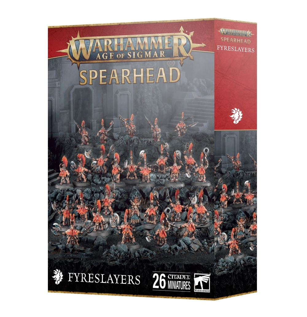 Boîte de produit officielle du kit de figurines Fer de Lance: Pyrotueurs (Spearhead Fyreslayers) pour le jeu Warhammer Age of Sigmar. L'emballage vertical présente en haut le grand logo officiel Warhammer Age of Sigmar en lettres métalliques dorées sur une bannière rouge bordeaux, surmontant le mot SPEARHEAD en grands caractères dorés. L'illustration centrale met en scène vingt-six figurines peintes de guerriers Duardins arborant d'imposantes crêtes et barbes orange vif, torse nu et armés de haches de guerre, de marteaux et de boucliers, disposés sur un terrain rocheux sombre devant l'entrée d'un temple en pierre. Le panneau latéral droit rouge bordeaux affiche la rune blanche de la faction ainsi que les titres du produit. En bas à gauche figure l'inscription FYRESLAYERS, tandis que le bandeau inférieur indique 26 CITADEL MINIATURES accompagné du logo carré blanc Citadel Warhammer à droite.