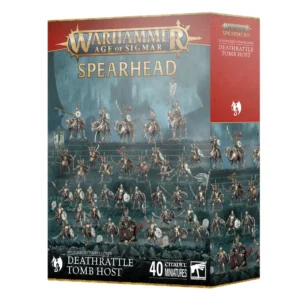 Boîte de produit officielle du kit Fer de Lance: Seigneurs Ruinemânes – Ost des Tombes de Raclemorts pour Warhammer Age of Sigmar, vue de trois-quarts. En haut de l'emballage vertical, le logo doré Warhammer Age of Sigmar surmonte le mot "SPEARHEAD" en grandes lettres beiges. L'illustration centrale, baignée dans des tons sombres et brumeux, met en scène une immense armée de 40 figurines de morts-vivants étagées sur un terrain rocheux, comprenant des cavaliers squelettes en haut, une ligne de guerriers au milieu, et des rangs de squelettes fantassins ainsi qu'un champion squelette imposant au premier plan. La tranche droite rouge bordeaux affiche le logo Spearhead et l'icône d'un dragon blanc. En bas de la face avant, un bandeau noir indique "SOULBLIGHT GRAVELORDS DEATHRATTLE TOMB HOST", la mention "40 CITADEL MINIATURES" et le logo carré blanc Citadel Warhammer.