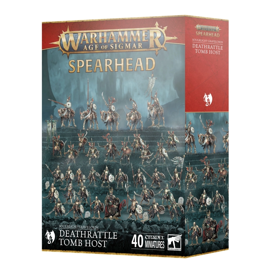 Boîte de produit officielle du kit Fer de Lance: Seigneurs Ruinemânes – Ost des Tombes de Raclemorts pour Warhammer Age of Sigmar, vue de trois-quarts. En haut de l'emballage vertical, le logo doré Warhammer Age of Sigmar surmonte le mot "SPEARHEAD" en grandes lettres beiges. L'illustration centrale, baignée dans des tons sombres et brumeux, met en scène une immense armée de 40 figurines de morts-vivants étagées sur un terrain rocheux, comprenant des cavaliers squelettes en haut, une ligne de guerriers au milieu, et des rangs de squelettes fantassins ainsi qu'un champion squelette imposant au premier plan. La tranche droite rouge bordeaux affiche le logo Spearhead et l'icône d'un dragon blanc. En bas de la face avant, un bandeau noir indique "SOULBLIGHT GRAVELORDS DEATHRATTLE TOMB HOST", la mention "40 CITADEL MINIATURES" et le logo carré blanc Citadel Warhammer.