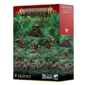 Visuel du packaging officiel Warhammer Age of Sigmar pour le coffret Fer de Lance: Skavens (Skaven Spearhead). La boîte présente un bandeau supérieur rouge arborant le logo officiel doré "Warhammer Age of Sigmar" au-dessus du titre "SPEARHEAD" écrit en grandes lettres dorées. L'illustration centrale, située dans un décor de roche sombre baigné d'une lueur verdoyante de malepierre, met en scène une armée complète de 25 figurines Skavens : une importante troupe d'infanterie, des créatures monstrueuses augmentées, un sorcier et une artillerie lourde à canon rotatif. Sur la tranche droite rouge figure le symbole blanc de la faction. En bas du coffret sont inscrits le mot "SKAVEN" et la mention "25 CITADEL MINIATURES".