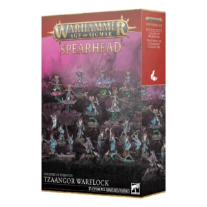 Boîte d'emballage du set de figurines Fer de Lance: Disciples de Tzeentch – Troupeau de Guerre de Tzaangors pour le jeu Warhammer Age of Sigmar, présentée en perspective de trois quarts sur un fond blanc épuré. La face avant de la boîte présente le grand logo officiel doré "Warhammer Age of Sigmar" au sommet, juste au-dessus du titre de format "SPEARHEAD" écrit en grandes lettres dorées tridimensionnelles. L'illustration principale, baignée dans une atmosphère mystique aux nuances de violet, magenta et rose, met en scène une armée de 17 figurines de Tzaangors peintes. Ces hommes-bêtes aviaires à la peau bleue et aux cornes acérées portent des armures turquoise et dorées. Au premier plan, des guerriers armés de boucliers ronds et de lames courbées progressent sur un sol rocheux sombre, tandis qu'à l'arrière-plan, des champions s'élèvent dans les airs sur des disques de Tzeentch métalliques et dorés. Le bas de la boîte affiche un bandeau noir comportant les inscriptions blanches "DISCIPLES OF TZEENTCH", "TZAANGOR WARFLOCK", "17 CITADEL MINIATURES/FIGURINES" et le logo carré de la marque Warhammer. La tranche droite de la boîte est rouge brique et affiche une icône de flamme blanche stylisée de Tzeentch ainsi que les titres de la boîte traduits en anglais et en français.