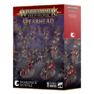 Visuel du packaging officiel Warhammer Age of Sigmar pour le coffret Fer de Lance: Vils du Fielobscur – Grognemeute de Chasse (Gloomspite Gitz Snarlpack Huntaz Spearhead). La boîte présente un bandeau supérieur rouge arborant le logo officiel doré "Warhammer Age of Sigmar" ainsi que le titre "SPEARHEAD" en lettres dorées. L'illustration centrale, située dans un décor de caverne rocheuse aux reflets violacés, met en scène une force mobile de 11 figurines composée de cavaliers Grots à la peau verte chevauchant des loups et de chars rapides tractés par des attelages lupins. La partie droite rouge affiche l'icône blanche du croissant de lune des Gloomspite Gitz. En bas figurent l'inscription "SNARLPACK HUNTAZ" et la mention "11 CITADEL MINIATURES".