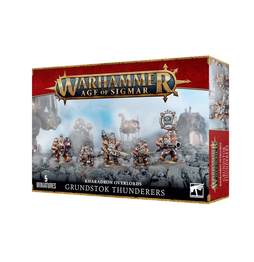 Boîte de produit officielle du kit de figurines des Foudroyeurs Grundstok (Grundstok Thunderers) pour la faction Kharadron Overlords dans Warhammer Age of Sigmar. L'emballage rectangulaire arbore en haut le grand logo officiel Warhammer Age of Sigmar en lettres métalliques dorées sur une bannière rouge bordeaux. L'illustration centrale met en scène cinq guerriers Duardins en armures de plaques métalliques bronze et or, équipés de combinaisons hermétiques et de combinaisons à vapeur. Les soldats manient divers canons et fusils lourds ainsi qu'un haut symbole mécanique sur un terrain rocheux sombre devant des silhouettes de structures industrielles steampunk. Le panneau latéral droit rouge bordeaux affiche le nom du produit. En bas à gauche, la mention 5 MINIATURES surmonte le texte KHARADRON OVERLORDS GRUNDSTOK THUNDERERS en lettres blanches, avec le logo carré blanc Citadel Warhammer à droite.