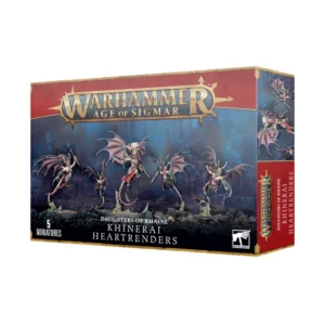 Visuel du packaging officiel Warhammer Age of Sigmar pour la boîte de figurines des Khinerai Heartrenders de la faction Daughters of Khaine. La boîte aux bordures dorées et au bandeau supérieur rouge présente en haut le logo officiel doré « Warhammer Age of Sigmar ». L'illustration centrale, située dans un décor sombre aux nuances bleutées, met en scène 5 guerrières aelfes ailées en plein vol. Elles possèdent de grandes ailes membranées de chauve-souris et sont armées de javelines ainsi que de boucliers tranchants. En bas du coffret figurent la mention de la faction « DAUGHTERS OF KHAINE », l'inscription « KHINERAI HEARTRENDERS » et l'indication « 5 MINIATURES ».