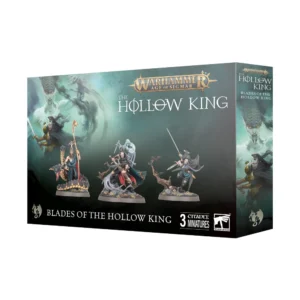 Boîte de produit officielle du kit de figurines Lames du Roi Vide (Blades of the Hollow King) pour Warhammer Age of Sigmar, vue de trois-quarts. En haut de l'emballage horizontal, le logo métallique doré Warhammer Age of Sigmar surmonte le titre principal « THE HOLLOW KING » en grandes lettres blanches. L'illustration centrale, baignée d'une lueur spectrale vert d'eau et sombre, présente trois figurines peintes : à gauche, un personnage mystique tenant un bâton et encerclé par une créature serpentiforme ; au centre, le vampire Cado Ezechiar en armure et cape sombre, tenant son épée à deux mains sous la silhouette d'un esprit spectral ; à droite, une guerrière vampire bondissant depuis une souche d'arbre morte au milieu de chauves-souris. Le panneau latéral droit illustre les portraits des personnages. En bas, le bandeau noir affiche l'inscription « BLADES OF THE HOLLOW KING », la mention « 3 CITADEL MINIATURES » et le logo carré blanc Citadel Warhammer à droite.
