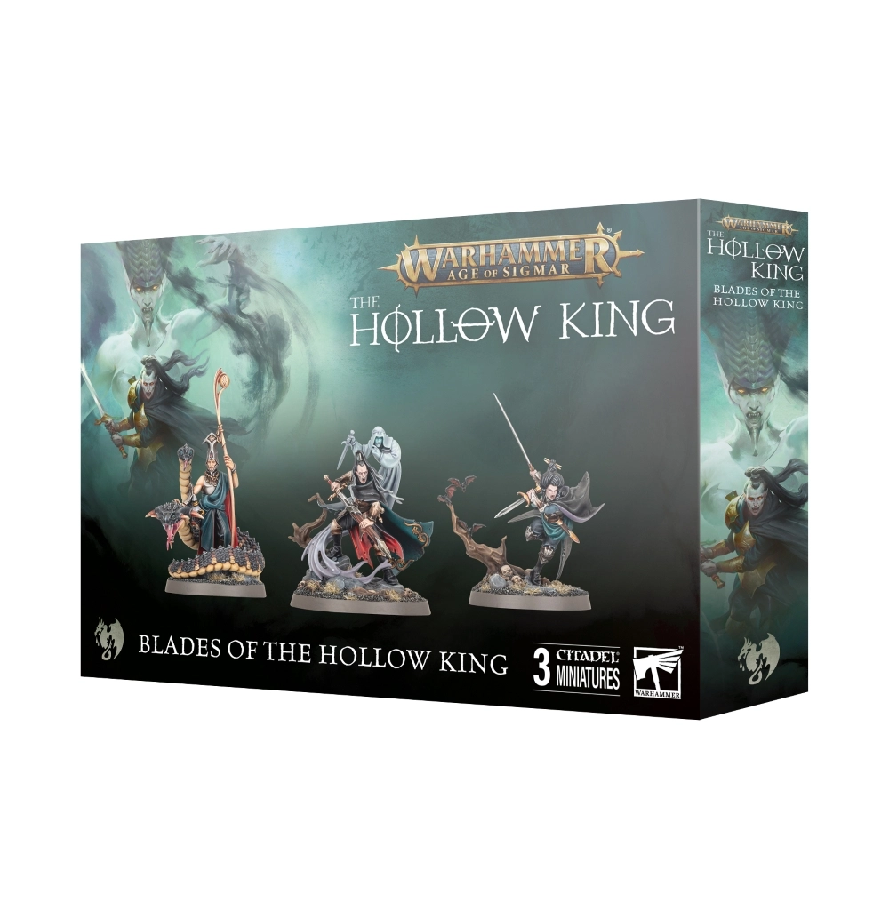 Boîte de produit officielle du kit de figurines Lames du Roi Vide (Blades of the Hollow King) pour Warhammer Age of Sigmar, vue de trois-quarts. En haut de l'emballage horizontal, le logo métallique doré Warhammer Age of Sigmar surmonte le titre principal « THE HOLLOW KING » en grandes lettres blanches. L'illustration centrale, baignée d'une lueur spectrale vert d'eau et sombre, présente trois figurines peintes : à gauche, un personnage mystique tenant un bâton et encerclé par une créature serpentiforme ; au centre, le vampire Cado Ezechiar en armure et cape sombre, tenant son épée à deux mains sous la silhouette d'un esprit spectral ; à droite, une guerrière vampire bondissant depuis une souche d'arbre morte au milieu de chauves-souris. Le panneau latéral droit illustre les portraits des personnages. En bas, le bandeau noir affiche l'inscription « BLADES OF THE HOLLOW KING », la mention « 3 CITADEL MINIATURES » et le logo carré blanc Citadel Warhammer à droite.