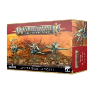 Visuel du packaging officiel Warhammer Age of Sigmar pour la boîte de figurines des Lanciers Coursefiel (Spiterider Lancers) de la faction Sylvaneth. La boîte aux bordures dorées et au bandeau supérieur rouge présente en haut le logo officiel doré « Warhammer Age of Sigmar ». L'illustration centrale, baignée dans un paysage automnal aux tonalités chaudes et orangées, met en scène 3 cavaliers sylvestres chevauchant de grandes libellules géantes aux ailes turquoise déployées. Les guerriers à la peau verte sont armés de longues lances de cavalerie et portent des boucliers ronds ornés de motifs de spires. En bas du coffret figurent le nom de la faction « SYLVANETH », l'inscription « SPITERIDER LANCERS » ainsi que la mention « 3 MINIATURES ».