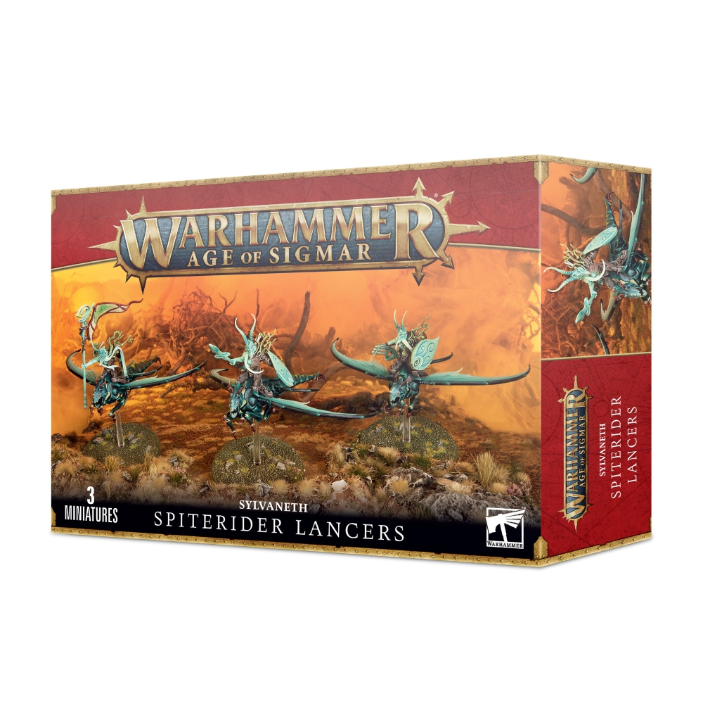 Visuel du packaging officiel Warhammer Age of Sigmar pour la boîte de figurines des Lanciers Coursefiel (Spiterider Lancers) de la faction Sylvaneth. La boîte aux bordures dorées et au bandeau supérieur rouge présente en haut le logo officiel doré « Warhammer Age of Sigmar ». L'illustration centrale, baignée dans un paysage automnal aux tonalités chaudes et orangées, met en scène 3 cavaliers sylvestres chevauchant de grandes libellules géantes aux ailes turquoise déployées. Les guerriers à la peau verte sont armés de longues lances de cavalerie et portent des boucliers ronds ornés de motifs de spires. En bas du coffret figurent le nom de la faction « SYLVANETH », l'inscription « SPITERIDER LANCERS » ainsi que la mention « 3 MINIATURES ».