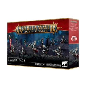 Visuel du packaging officiel Warhammer Age of Sigmar pour la boîte de figurines des Matriarches de Sang (Daughters of Khaine: Blood Hags). La boîte au bandeau supérieur rouge présente en haut le logo officiel doré « Warhammer Age of Sigmar ». L'illustration centrale, située dans un décor sombre et rocheux aux teintes bleutées, met en scène une troupe de 10 guerrières aelfes aux longs cheveux argentés, vêtues d'armures sombres avec des draperies rouges. Elles sont armées de lances à double blade, de dagues et d'un étendard rouge. Sur la tranche droite rouge figurent le symbole blanc de la faction ainsi que l'inscription « BLOOD HAGS / MATRIARCHES DE SANG ». En bas du coffret sont inscrits le nom de l'unité et la mention « 10 CITADEL MINIATURES/FIGURINES ».