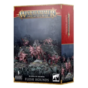 Vue de trois-quarts sur fond blanc de la boîte de jeu Warhammer Age of Sigmar contenant l'unité de Molosses de Khorne. L'illustration de la face avant met en scène cinq créatures démoniaques canines à la peau écarlate et aux collerettes membraneuses hérissées autour du cou. Elles s'élancent toutes griffes et crocs dehors sur un sol rocheux et volcanique sombre, sous un ciel de tempête brumeux et grisâtre. En arrière-plan, on aperçoit une haute colonne sinistre empilant des crânes humains. En haut de la boîte, le grand logo doré "WARHAMMER AGE OF SIGMAR" est centré sur une bande supérieure rouge. En bas, sur un bandeau noir, on peut lire à gauche "5 MINIATURES", au centre "BLADES OF KHORNE" suivi de "FLESH HOUNDS" en blanc, et à droite le logo blanc de Warhammer. La tranche droite de l'emballage, rouge et noire, reprend ces logos et inscriptions imprimés de manière verticale.