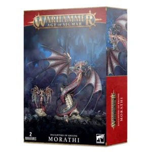 Visuel du packaging officiel Warhammer Age of Sigmar pour le coffret de figurines de Morathi-Khaine and The Shadow Queen (Daughters of Khaine: Morathi). La boîte aux bordures dorées et au bandeau supérieur rouge présente en haut le logo officiel doré « Warhammer Age of Sigmar ». L'illustration centrale, baignée dans un décor sombre et brumeux aux tonalités bleutées, met en scène les deux formes de la divinité : à gauche, Morathi-Khaine sous son apparence aelfique dotée de grandes ailes métalliques et armée de sa lance, et au centre, la Reine Ombre sous sa forme monstrueuse de serpent géant ailé coiffé de serpents et enroulé autour d'une colonne de pierre en ruine. Sur la tranche droite rouge figure l'inscription « DAUGHTERS OF KHAINE MORATHI ». En bas du coffret sont inscrits le nom du personnage et la mention « 2 MINIATURES