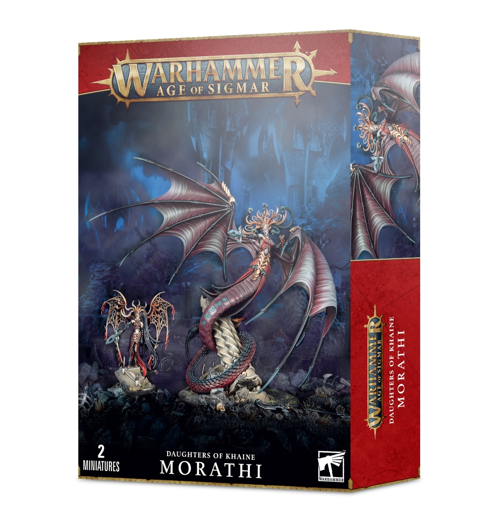 Visuel du packaging officiel Warhammer Age of Sigmar pour le coffret de figurines de Morathi-Khaine and The Shadow Queen (Daughters of Khaine: Morathi). La boîte aux bordures dorées et au bandeau supérieur rouge présente en haut le logo officiel doré « Warhammer Age of Sigmar ». L'illustration centrale, baignée dans un décor sombre et brumeux aux tonalités bleutées, met en scène les deux formes de la divinité : à gauche, Morathi-Khaine sous son apparence aelfique dotée de grandes ailes métalliques et armée de sa lance, et au centre, la Reine Ombre sous sa forme monstrueuse de serpent géant ailé coiffé de serpents et enroulé autour d'une colonne de pierre en ruine. Sur la tranche droite rouge figure l'inscription « DAUGHTERS OF KHAINE MORATHI ». En bas du coffret sont inscrits le nom du personnage et la mention « 2 MINIATURES
