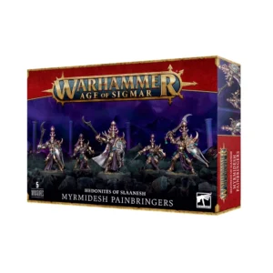 Photo de présentation sur fond blanc de la boîte de jeu des Myrmidesh Painbringers. La boîte rectangulaire arbore en haut un bandeau rouge orné de bordures dorées et métalliques avec le logo officiel "WARHAMMER AGE OF SIGMAR". L'illustration principale, sur un fond nocturne aux teintes sombres et violettes parsemé de colonnes antiques, met en scène cinq guerriers en armures dorées et sculptées, vêtus de capes et de tissus violet foncé. Ils portent des casques ornés de hauts cimiers et brandissent de larges scimitars courbes ainsi que des boucliers ovales ouvragés. Ils avancent sur un sol rocailleux sombre. En bas de la boîte, le texte indique "HEDONITES OF SLAANESH MYRMIDESH PAINBRINGERS", accompagné du macaron "5 MINIATURES" dans le coin inférieur gauche et du logo officiel "WARHAMMER" dans le coin inférieur droit.