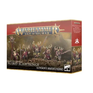 Photo de présentation de trois-quarts sur fond blanc de la boîte de jeu des Pesticrates Putrides. La boîte rectangulaire arbore en haut le logo officiel "WARHAMMER AGE OF SIGMAR" en lettres dorées et bleues sur un bandeau rouge aux bordures métalliques. L'illustration principale, baignée dans une atmosphère terreuse et marécageuse aux tons jaunâtres, montre 5 imposants guerriers de Nurgle au corps obèse et boursouflé. Coiffés de casques à bois de cerf et drapés de vêtements pourpres, ils brandissent des armes macabres ébréchées, des fléaux et un étendard sur un terrain rocailleux. En bas à gauche du visuel, il est inscrit "MAGGOTKIN OF NURGLE PUTRID BLIGHTKINGS". La bande inférieure noire indique "5 CITADEL MINIATURES/FIGURINES" à côté du logo officiel "WARHAMMER". La tranche latérale droite est rouge et arbore le symbole d'affliction à trois cercles de Nurgle ainsi que le nom du produit.