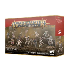 Photo de présentation de trois-quarts sur fond blanc de la boîte de jeu des Pestigors. La boîte rectangulaire arbore au sommet le logo officiel "WARHAMMER AGE OF SIGMAR" sur un bandeau rouge aux bordures métalliques dorées. L'illustration principale, baignée dans une atmosphère marécageuse aux tons jaunâtres et terreux, met en scène 10 figurines peintes d'hommes-bêtes mutants. Ces créatures à la peau blafarde, pourvue de pustules, de cornes et de sabots, brandissent des haches ébréchées, des couperets et des fléaux rouillés sur un sol de rochers sombres. En bas à gauche du visuel, il est écrit "MAGGOTKIN OF NURGLE PESTIGORS". La bande noire inférieure porte la mention "10 CITADEL MINIATURES/FIGURINES" ainsi que le logo officiel "WARHAMMER" dans le coin droit. La tranche droite de la boîte est rouge et affiche le symbole d'affliction à trois cercles de Nurgle.