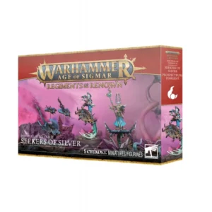 Boîte d'emballage du produit Régiment de Renom : Prospecteurs d’Argent pour le jeu Warhammer Age of Sigmar, photographiée en perspective de trois quarts sur un fond blanc. La face avant de la boîte présente un arrière-plan enveloppé d'une brume magique rose vif et violette. Au sommet trône le logo officiel doré "Warhammer Age of Sigmar" souligné par l'inscription "Regiments of Renown". Au centre, l'illustration montre cinq figurines peintes de la faction Disciples of Tzeentch : un sorcier doté d'une armure turquoise en plein vol sur un disque métallique doré, un prêtre à pied en robe bleue brandissant un long bâton orné d'un œil runique, ainsi que trois créatures volantes bleues et sombres rappelant des raies manta. Les inscriptions textuelles "Disciples of Tzeentch" et "Seekers of Silver" sont visibles en blanc en bas à gauche, à côté de la mention "5 Citadel Miniatures/Figurines" et du logo blanc Warhammer. La tranche latérale rouge de la boîte liste les traductions du nom du set, affichant clairement les textes "Seekers of Silver" et "Prospecteurs d'Argent" sous l'icône de flamme blanche stylisée de Tzeentch.