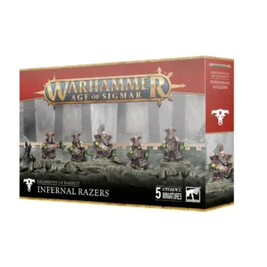 Photo de présentation sur fond blanc de la boîte de jeu des Ravageurs Infernaux. La boîte rectangulaire présente au sommet un bandeau rouge aux bordures dorées et rivetées, arborant le logo "WARHAMMER AGE OF SIGMAR". L'illustration principale montre cinq guerriers trapus du Chaos en robes violettes et épaulières métalliques, coiffés de hauts casques traditionnels et tenant de lourds canons à énergie émettant une lueur verte au canon. Les figurines sont alignées sur un terrain rocailleux gris devant des structures de pierre sombre. En bas à gauche, le texte blanc indique "HELSMITHS OF HASHUT INFERNAL RAZERS" sous un symbole de tête stylisée, tandis que le coin inférieur droit affiche la mention "5 CITADEL MINIATURES" et le logo officiel "WARHAMMER".