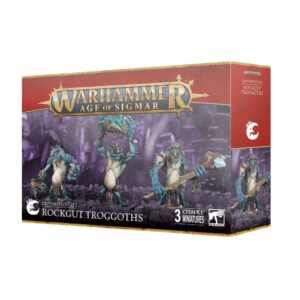 Visuel du packaging officiel Warhammer Age of Sigmar pour le coffret d'unité des Rockgut Troggoths de la faction Gloomspite Gitz. La boîte aux bordures dorées et au bandeau supérieur rouge arbore en haut le logo officiel doré "Warhammer Age of Sigmar". L'illustration centrale sur fond de caverne rocheuse violette met en scène trois imposants Troggoths à la peau bleue et pierreuse. Celui du milieu soulève un rocher massif au-dessus de sa tête, celui de droite tient un grand gourdin de pierre et celui de gauche brandit une arme artisanale. En bas figurent le symbole du croissant de lune, l'inscription "GLOOMSPITE GITZ ROCKGUT TROGGOTHS" ainsi que la mention "3 CITADEL MINIATURES".