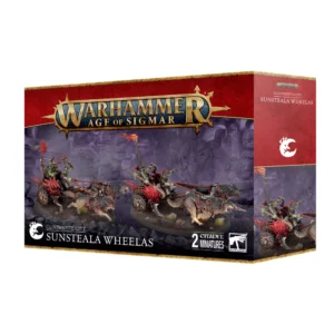 Visuel du packaging officiel Warhammer Age of Sigmar pour le coffret d'unité des Rouleurs Fauchesoleil (Sunsteala Wheelas) de la faction Gloomspite Gitz. La boîte aux bordures rouges et dorées arbore en haut le logo officiel doré "Warhammer Age of Sigmar". L'illustration centrale sur fond violet de caverne met en scène deux chars en bois ornés de plaques rouges et équipés de torches, conduits par des Grots à la peau verte et tirés à toute vitesse par des attelages de loups. En bas figurent le symbole du croissant de lune, l'inscription "GLOOMSPITE GITZ SUNSTEALA WHEELAS" ainsi que la mention "2 CITADEL MINIATURES".