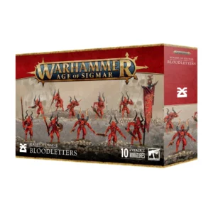 Vue de trois-quarts sur fond blanc de la boîte de jeu officielle contenant les figurines de Sanguinaires (Bloodletters) de Khorne pour Warhammer Age of Sigmar. L'illustration de la face avant met en scène dix démons à la peau rouge vif et à la silhouette élancée, caractérisés par de longues cornes noires sur la tête, des langues bleues et des yeux jaunes menaçants. Ils brandissent de grandes épées runiques noires et marchent sur un sol entièrement pavé de crânes humains, sous un ciel de tempête grisâtre où se dessinent des formes de crânes géants en arrière-plan. L'un des guerriers brandit une grande icône rouge arborant le symbole de Khorne, tandis qu'un autre tient un cor de guerre en bronze. En haut de la boîte, le grand logo doré "WARHAMMER AGE OF SIGMAR" est centré sur une bande supérieure rouge. En bas, sur un bandeau noir, on distingue à gauche le symbole blanc de Khorne suivi de "BLADES OF KHORNE BLOODLETTERS", au centre la mention blanche "10 CITADEL MINIATURES", et à droite le logo blanc de Warhammer. La tranche droite de l'emballage, de couleur rouge, reprend le symbole de Khorne et les inscriptions imprimés verticalement au-dessus d'un visuel des figurines.