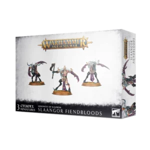 Photo de présentation sur fond blanc de la boîte de jeu des Slaangor Fiendbloods. La boîte rectangulaire au design blanc et marbré présente en haut le logo officiel "WARHAMMER AGE OF SIGMAR" en lettres dorées et bleues. L'illustration principale montre trois figurines peintes de guerriers bestiaux hybrides aux corps de satyres musclés, dotés de cornes torsadées, de griffes acérées et de mains monstrueuses, se tenant sur des socles texturés. En bas de la boîte, sur un bandeau noir, le texte indique "3 CITADEL MINIATURES HEDONITES OF SLAANESH SLAANGOR FIENDBLOODS", accompagné du logo "WARHAMMER" dans le coin inférieur droit.