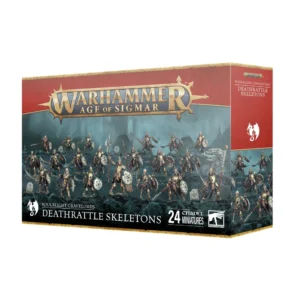 Boîte de produit officielle de l'unité de Squelettes Raclemorts (Deathrattle Skeletons) pour la faction Soulblight Gravelords dans Warhammer Age of Sigmar, vue de trois-quarts. En haut de l'emballage horizontal, le logo officiel Warhammer Age of Sigmar s'affiche en lettres métalliques dorées sur une bande rouge bordeaux. L'illustration centrale présente une importante phalange de 24 guerriers squelettes peints sur un terrain rocailleux sombre sous un ciel brumeux. Ils portent des armures métalliques anciennes, des boucliers ronds ornés et sont armés de lances, d'épées et de hallebardes, accompagnés d'un bannière et de leur champion. Le panneau latéral droit rouge bordeaux arbore l'icône de dragon blanche de la faction. En bas, le bandeau noir indique SOULBLIGHT GRAVELORDS DEATHRATTLE SKELETONS à gauche, la mention « 24 CITADEL MINIATURES » et le logo carré blanc Citadel Warhammer à droite.