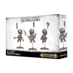 Boîte de produit officielle du kit de figurines des Stratogardes (Skyriggers) pour la faction Kharadron Overlords dans Warhammer Age of Sigmar. L'emballage rectangulaire au fond blanc épuré présente en haut au centre l'inscription « KHARADRON OVERLORDS SKYRIGGERS » en lettres noires stylisées. L'illustration centrale met en scène trois guerriers Duardins peints en armures métalliques bronze et cuivre, suspendus verticalement dans les airs grâce à des ballons-hélices métalliques sphériques fixés à leur dos. Les combattants portent des masques à gaz et manient un grappin, une lance thermique et une canonnière rotative. En bas à gauche, la mention « 3 CITADEL MINIATURES » apparaît en lettres blanches sur la bande noire inférieure, tandis que le logo officiel doré « WARHAMMER AGE OF SIGMAR » figure en bas à droite.