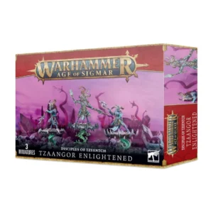 Photo de présentation sur fond blanc de la boîte de jeu des Tzaangors Éclairés. La boîte rectangulaire arbore en haut un bandeau rouge aux bordures dorées avec le logo officiel "WARHAMMER AGE OF SIGMAR". L'illustration principale, sur un fond rose et violet semé de tentacules magiques, présente trois guerriers mutants à tête d'oiseau et à la peau bleue. Vêtus d'armures or et turquoise, ils manient de longues lances de cavalerie et flottent au-dessus d'un sol rocailleux sur des Disques de Tzeentch métalliques propulsés par de la magie verte. En bas de la boîte, le texte indique "DISCIPLES OF TZEENTCH TZAANGOR ENLIGHTENED", accompagné du macaron "3 MINIATURES" dans le coin inférieur gauche et du logo officiel "WARHAMMER" dans le coin inférieur droit.