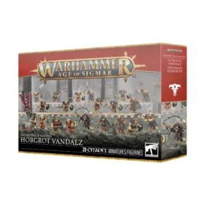 Vue de trois-quarts sur fond blanc de la boîte de jeu officielle contenant les figurines de Vandales Hobgrots (Hobgrot Vandalz) pour Warhammer Age of Sigmar. L'illustration principale sur la face avant montre vingt figurines peintes de petites créatures humanoïdes sournoises à la peau jaune-ocre. Ils portent des armures de cuir cloutées, des casques pointus, des boucliers métalliques sombres et brandissent des dagues ou s'apprêtent à lancer des grenades. Ils sont disposés sur un sol de débris volcaniques noirs devant une structure fortifiée métallique et grise. À gauche, l'un d'eux dresse une grande bannière violette ornée de runes dorées. Le grand logo doré "WARHAMMER AGE OF SIGMAR" est positionné tout en haut sur une bande rouge texturée. Le bas de la boîte présente un bandeau noir avec les inscriptions "HELSMITHS OF HASHUT", "HOBGROT VANDALZ", la mention blanche "20 CITADEL MINIATURES/FIGURINES" et le logo blanc de Warhammer dans le coin inférieur droit. La tranche latérale droite de l'emballage, de couleur rouge, affiche les noms en anglais et en français "VANDALES HOBGROTS" surmontant un symbole runique blanc représentant une tête de taureau stylisée.