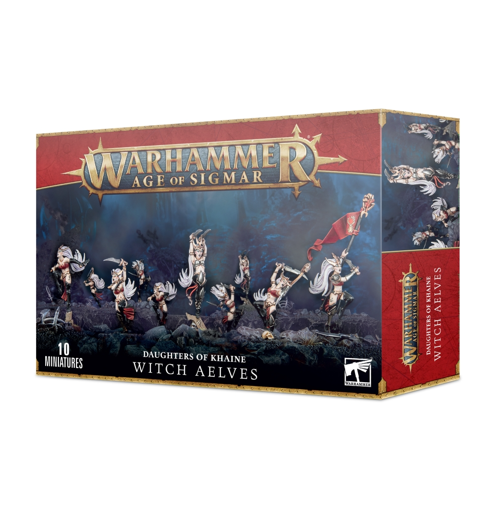Visuel du packaging officiel Warhammer Age of Sigmar pour la boîte de figurines des Witch Aelves de la faction Daughters of Khaine. La boîte aux bordures dorées et au bandeau supérieur rouge arbore en haut le logo officiel doré « Warhammer Age of Sigmar ». L'illustration centrale, située dans un décor sombre et brumeux aux nuances bleutées, met en scène un régiment de 10 guerrières aelfes frénétiques aux longs cheveux blancs. Elles sont vêtues d'armures sombres légères, brandissent des dagues tranchantes et portent une bannière rouge. Sur la tranche droite rouge figurent le nom de la faction et l'inscription « WITCH AELVES ». En bas du coffret sont inscrits le nom du produit et la mention « 10 MINIATURES ».