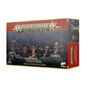 Photographie de la boîte d'emballage des figurines Wrathmongers de Khorne pour le jeu Warhammer Age of Sigmar. Au sommet, le logo officiel doré et bleu de "Warhammer Age of Sigmar" s'impose sur un large bandeau rouge orné de délicates arabesques. L'illustration centrale, sombre et brumeuse, met en scène cinq guerriers du Chaos à la peau rouge vif et à la musculature saillante, vêtus d'armures baroques noires aux bordures de bronze. Les personnages sont représentés dans des postures dynamiques de combat sur un sol rocheux et obscur jonché de crânes, faisant tournoyer de lourds fléaux d'armes fixés au bout de chaînes métalliques. Le bas de la boîte, de couleur noire, comporte les inscriptions textuelles "Blades of Khorne", "Wrathmongers", le logo de Games Workshop et la mention "5 Miniatures". Le rabat latéral droit, d'un rouge écarlate, reprend verticalement le nom de la faction et de l'unité.