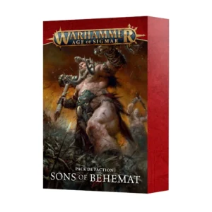 Photo de présentation sur fond blanc du paquet de cartes du Pack de Faction: Fils de Behemat. La boîte verticale présente au sommet le logo officiel "WARHAMMER AGE OF SIGMAR" inscrit en lettres dorées et bleues sur un bandeau rouge aux bordures métalliques. L'illustration dynamique, baignée dans des tons chauds d'incendie, d'ocre et de poussière orangée, dépeint un gargant monumental au torse nu et massif, coiffé d'un crâne de bête et brandissant un imposant marteau en pierre au-dessus d'une foule de combattants. Au bas du visuel, le texte indique en lettres blanches "PACK DE FACTION" suivi de "SONS OF BEHEMAT". La tranche latérale droite du paquet arbore une couleur rouge texturée.