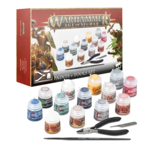 Présentation du contenu d'une boîte de modélisme sur fond blanc uni, avec l'emballage en arrière-plan. La boîte rectangulaire rouge et blanche affiche le logo doré "Warhammer Age of Sigmar" en haut au centre, entouré d'illustrations de féroces Skavens à droite et de fiers Stormcast Eternals en armure dorée à gauche. Devant la boîte, les éléments du Warhammer Age of Sigmar: Set Peinture + Outils sont soigneusement disposés : treize pots de peinture acrylique Citadel Colour (comprenant des teintes de base, un lavis et une peinture texturée pour socle), une pince coupante de précision noire, un ébarbeur métallique pour nettoyer les lignes de moulage et un pinceau de démarrage noir marqué Citadel.