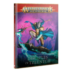 Une vue en perspective de trois quarts du livre cartonné Tome de Bataille du Chaos: Disciples of Tzeentch posé debout sur un fond blanc épuré, montrant sa tranche et sa couverture avant. La tranche rouge foncé de l'ouvrage affiche le logo doré de Warhammer Age of Sigmar, le nom de la faction "DISCIPLES OF TZEENTCH" écrit verticalement en lettres capitales blanches, et le logo carré blanc de l'éditeur en bas. La couverture arbore une illustration dynamique baignée dans une brume mystique violette et rose. Au centre, un sorcier à la peau gris clair et au crâne rasé doté d'une natte noire chevauche un disque métallique volant au-dessus de vagues de flammes magiques vertes. Ce champion porte une armure de plaques dorées étincelantes, une cape bleue flottant au vent et brandit un long sceptre d'or runique d'où jaillit de l'énergie turquoise. Le logo officiel Warhammer Age of Sigmar est placé en haut sur une bande rouge à bordure dorée, tandis que le titre du livre est écrit en lettres blanches élégantes au bas de l'illustration.