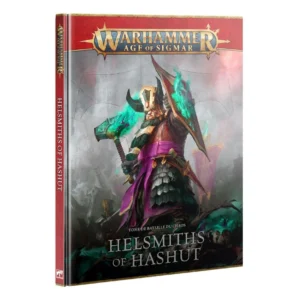 Photo de présentation de trois-quarts sur fond blanc de la couverture du livre relié Tome de Bataille du Chaos: Helsmiths of Hashut. La couverture rigide arbore en haut un bandeau rouge aux bordures dorées surmonté du logo officiel "WARHAMMER AGE OF SIGMAR". L'illustration principale met en scène un guerrier duardin du Chaos lourdement armé, coiffé d'un haut casque somptueux à cornes et vêtu d'une armure sombre rehaussée d'une ceinture magenta. Il brandit un marteau de guerre enveloppé de flammes magiques vert fluo et élève un bouclier protecteur gravé de runes étincelantes. Au bas de la couverture, l'inscription "TOME DE BATAILLE DU CHAOS" surplombe le titre principal en lettres argentées "HELSMITHS OF HASHUT". La tranche rouge ornée de bordures dorées affiche le titre et les logos de la gamme.