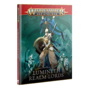 Une vue en perspective de trois quarts du livre de règles cartonné Tome de Bataille de l'Ordre: Lumineth Realm-lords posé debout sur un fond blanc uni, dévoilant sa tranche et sa couverture avant. La tranche gauche, de couleur rouge foncé, arbore le logo doré de Warhammer Age of Sigmar, l'inscription blanche verticale "LUMINETH REALM-LORDS" et le petit logo blanc de l'éditeur tout en bas. La couverture présente un bandeau rouge vif à son sommet orné du logo officiel doré "Warhammer Age of Sigmar". L'illustration principale, baignée dans une atmosphère mystique de montagnes aux teintes turquoise et bleu-vert, met en scène un commandant elfe fier et déterminé. Il porte une armure de plaques blanche et dorée, un grand casque surmonté d'un imposant plumet bleu, et brandit une épée droite dans sa main gauche tout en tenant un bouclier doré dans l'autre. À ses côtés, on aperçoit un archer elfe tendant son arc à gauche et un lancier équipé d'un bouclier blanc et bleu à droite. Le bas de la couverture affiche en lettres blanches capitales les titres "TOME DE BATAILLE DE L'ORDRE" et "LUMINETH REALM-LORDS".