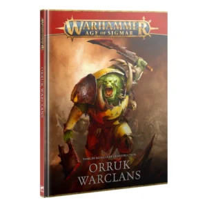 Photo de présentation de trois-quarts de la couverture du livre Tome de Bataille: Orruk Warclans. En haut de la couverture rigide, le logo officiel "WARHAMMER AGE OF SIGMAR" est disposé sur un bandeau rouge aux bordures métalliques dorées. L'illustration centrale, baignée dans des tons d'ocre, de poussière et de lumière ambrée, montre un impressionnant Orruk à la peau verte et à la mâchoire hurlante, vêtu d'une lourde armure de plaques jaunes et rouges. Il brandit une grande épée dentelée au-dessus de sa tête tout en tenant une hache dans son autre main, sur fond d'armée en charge. Au bas de la couverture, il est inscrit en lettres blanches "TOME DE BATAILLE DE LA DESTRUCTION" surmontant le titre "ORRUK WARCLANS". La tranche rouge du livre est visible sur la gauche.