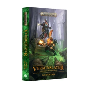 A three-quarters perspective product shot of the fantasy book Verminslayer (Paperback) (Anglais) standing upright against a solid white background, showcasing both its spine and front cover. The spine features a dark green textured pattern with the golden Warhammer Age of Sigmar logo at the top, the title Verminslayer printed vertically in large orange letters, the author name David Guymer, and a white Black Library icon at the base. The front cover illustration depicts a tense battle scene: the dwarf Slayer Gotrek Gurnisson, recognizable by his bright orange mohawk, stands on a stone staircase wielding a glowing, fiery runic axe. Behind him, a human warrior companion fights with a sword and a pistol, while a horde of glowing-eyed Skaven rats swarms in the dark, green-lit shadows at their feet. The golden Warhammer Age of Sigmar logo is displayed at the top, while the title Verminslayer and the author name David Guymer are printed in gold at the bottom.