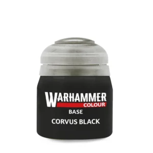 Photographie de face sur un fond blanc épuré d'un pot de peinture en plastique de la gamme officielle Warhammer Colour. Le pot transparent laisse transparaître une couleur noire très sombre et mate, surmontée d'un capuchon ergonomique en plastique gris clair translucide. Au centre, l'étiquette noire présente le logo officiel blanc "WARHAMMER" souligné par un cartouche rouge contenant la mention "COLOUR". Juste en dessous, les inscriptions en lettres capitales blanches précisent la catégorie de peinture "BASE" ainsi que le nom du produit, Base: Corvus Black.